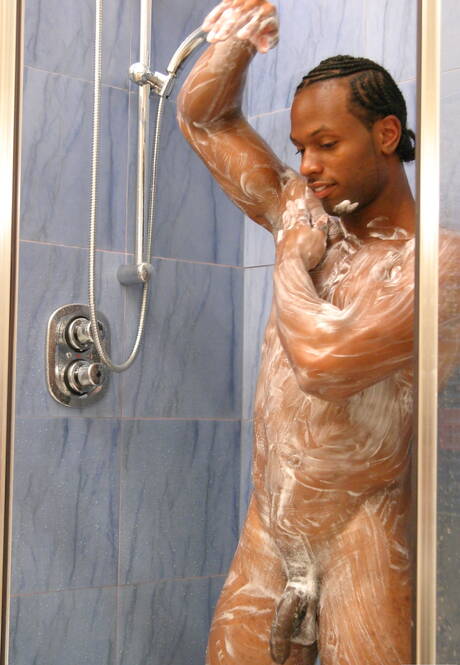 Gay in Shower Pics
