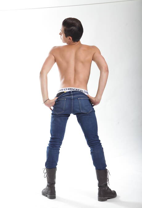Gay Undressing Pics