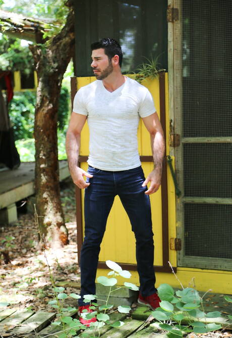 American pornstars well-built Billy Santoro and hunk Josh Peters fuck after blowjob outside