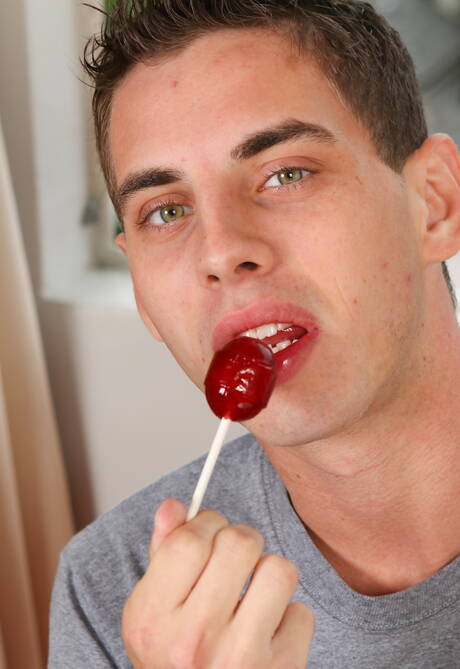 American young boy Sam Truitt and well-built Anthony London have a good sex