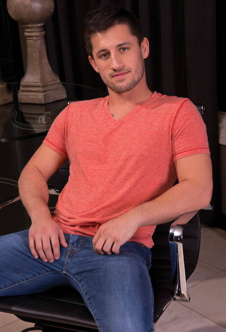 American beefcake Jj Knight and hot twink Alex Gray make a love