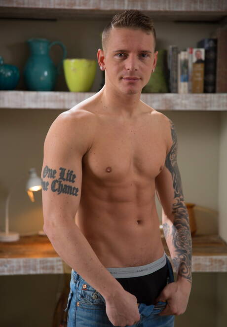 Hot american guys stud Gunner and tough guy Sean Maygers sucking and screwing each other in bath