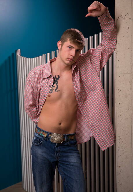 American pretty boy Miles Matthews wanking
