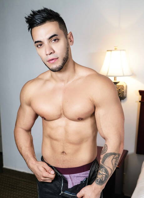 American beefcake Arad Winwin and hunk Cayden Stone drilling an ass