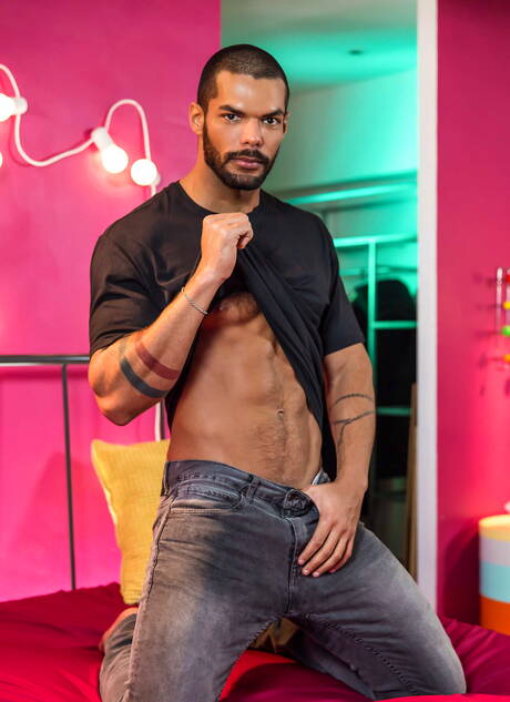 English strongman Paddy Obrian and brazilian tough guy Lucas Fox have a hot couple scene