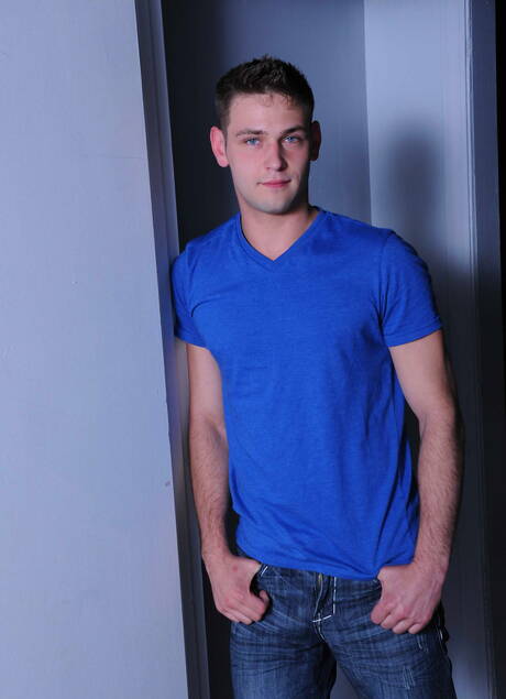 Young hunk Topher Di Maggio giving BJ and fucking twink Duncan Black