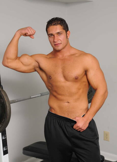 American strong bull Dereck Fox and muscular Kyle Thomas fuck ass after sucking