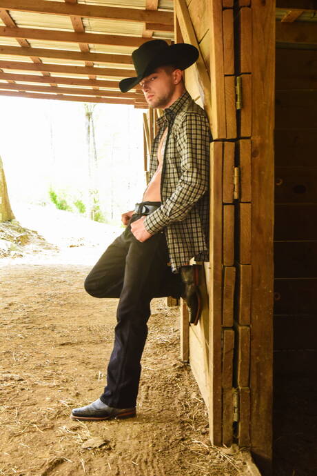 Romanian muscular Kaleb Stryker and american beefy Johnny Rapid love each other outdoor