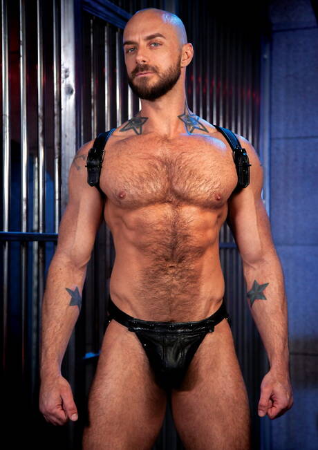 Hot guys Dirk Caber, Jessie Colter and Tyler Rush in hot 3some ass fuck action