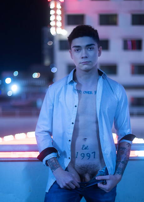 American young Ashtin Bates posing naked outdoor