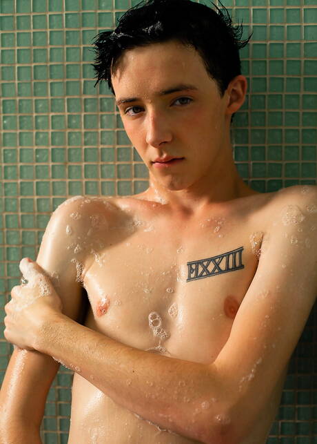 Gay in Shower Pics
