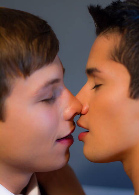 Gay Kissing Pics