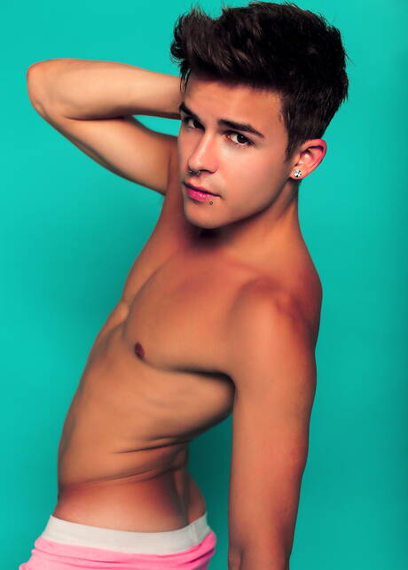 American twink Andy Taylor posing naked and showing tight ass