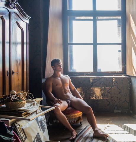 Czech well-built Hoyt Kogan undressing and showing his butt in bath