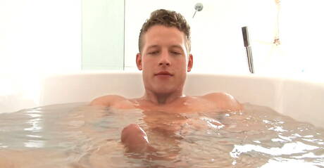 Hungarian stud Zac Dehaan teasing his dick in bath