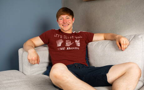 Bodybuilder Maksim Johnson get naked and showing tight butt