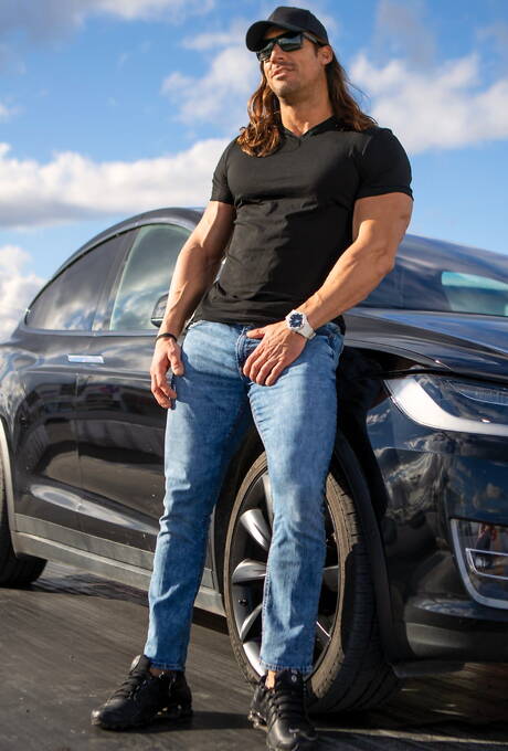 American mature bear Cole Connor and  Darenger Mccarthy have a hot sex outdoor