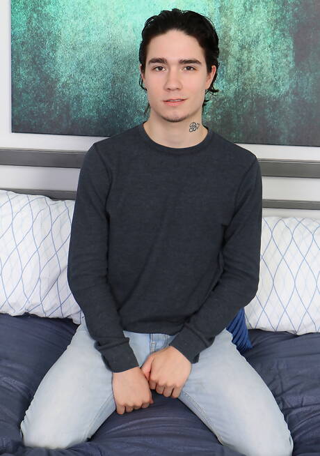 Hot twink Bailey having a pleasure