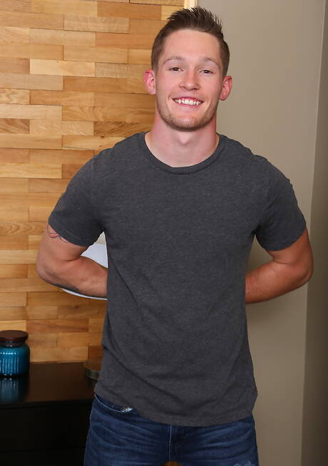 Muscular Luka Jay posing naked and showing nice butt