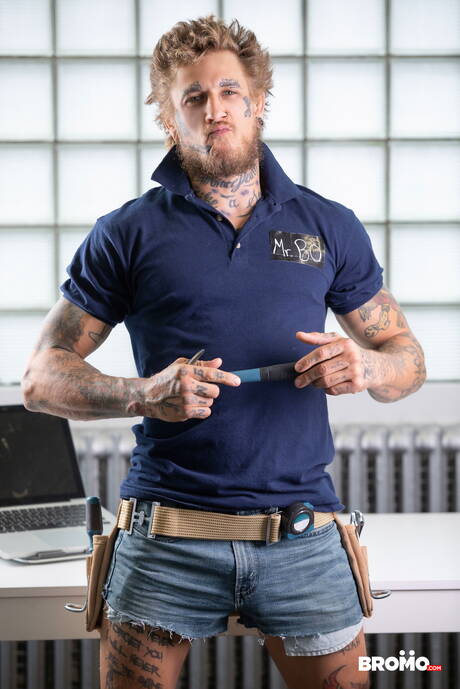 Canadian beefcake Bo Sinn and ebony tough guy Trent King in interracial bang