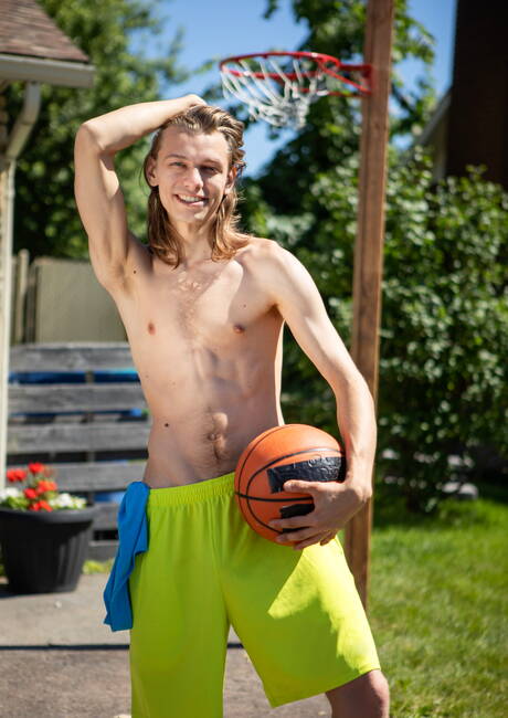 American pretty boy Cristiano and beautiful boy Leo Louis drilling an ass outside