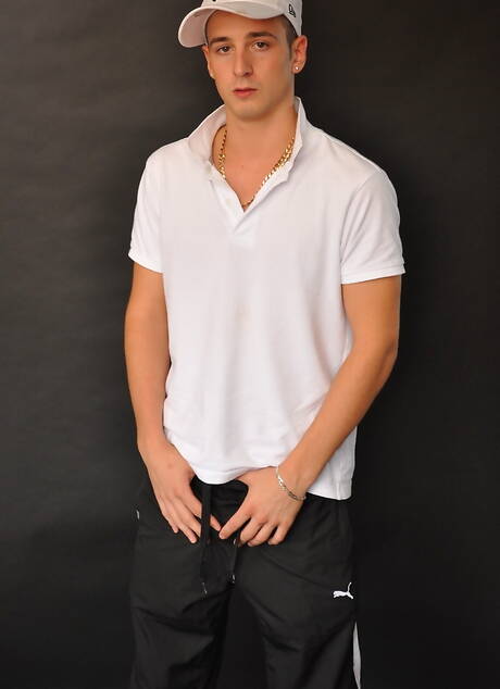 Hunky guy Damian Boss and english twink Luke Desmond in blowjob scene outside