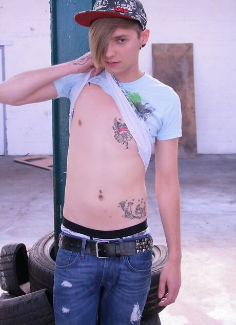 Beautiful boy Mckenzie Cross and young dude Jay L’amour have a good sex