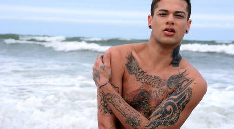 Mickey Taylor, Orlando, Paul Walker, Pedro Ribeiro in male gangbang on beach