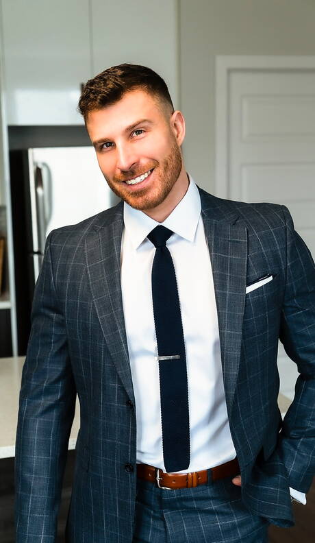 Muscular Ryan Ellis posing naked and showing hot ass in shower