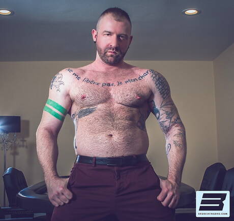 Hot guys Brett Dylan, Jonah Fontana and Aleks Buldocek in threesome fuck action