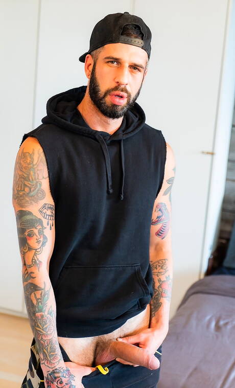 Canadian husky guy Romeo Davis and canadian pretty boy Ryan Jacobs in hard anal sex