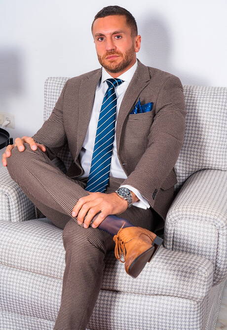 Husky guy Bruno Max and beefcake Emir Boscatto fuck after dick sucking at the pool