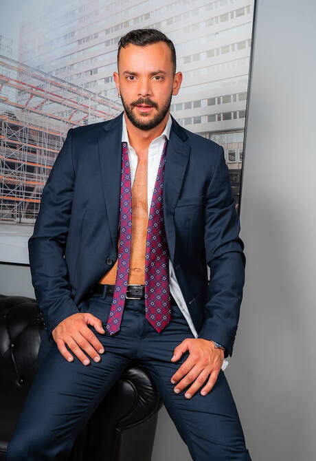 Canadian hunk Ethan Chase and portuguese gay bear Sir Peter fuck ass after sucking