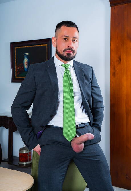 Attractive guy Cristian Sam and attractive buddy Gabriel Phoenix fuck ass after sucking outdoor