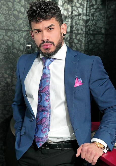 Latin strong bull Emir Boscatto and spanish strong bull Pietro Duarte have a hot sex