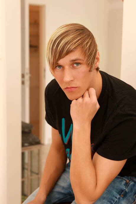Gay Undressing Pics