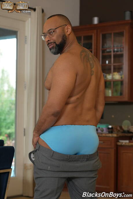 Muscular David Zayne and ebony muscular Ray Diesel in black on white love in kitchen