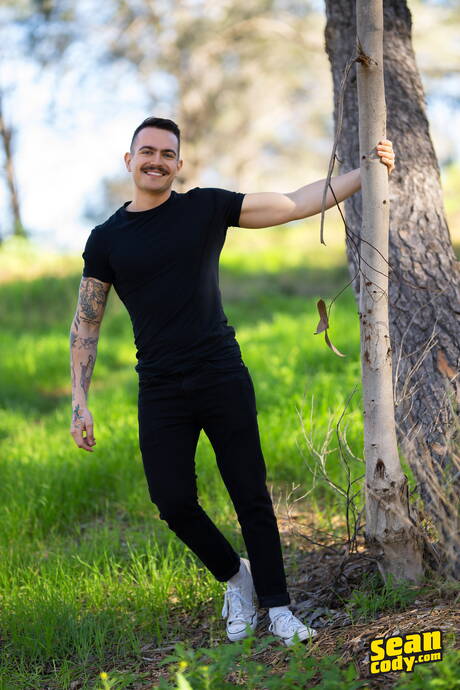 Superstud Guido and beefy David Handful have a good sex outdoor