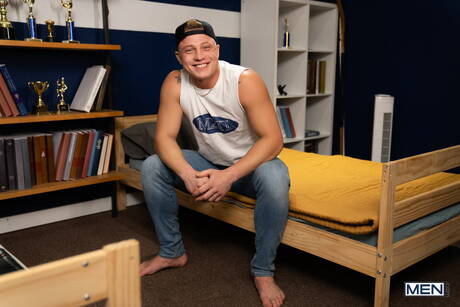 Pretty american boys twink Joey Mills and husky guy Logan Aarons fuck ass after sucking