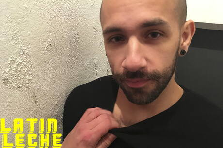 Latino muscular Milo sucking dick