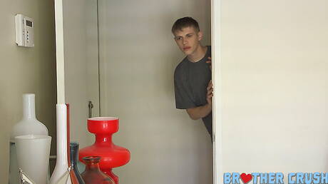 Beefcake Argos and american young dude Oliver Dean in hot ass fuck action in shower