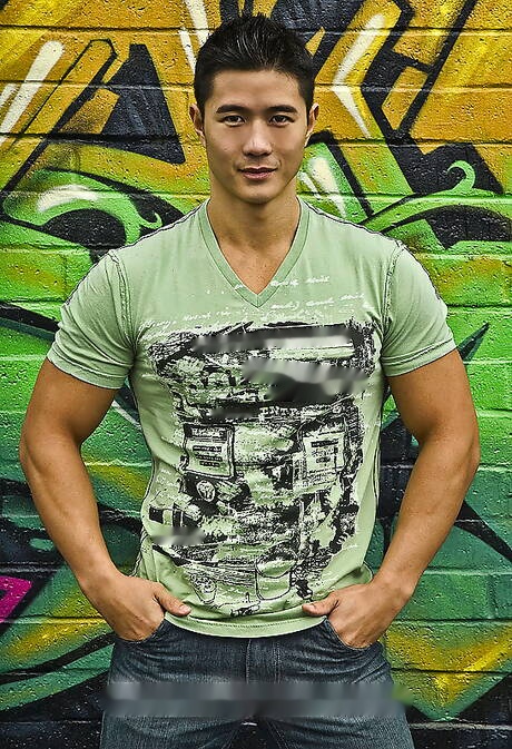 Asian muscular Peter Le take off his clothes