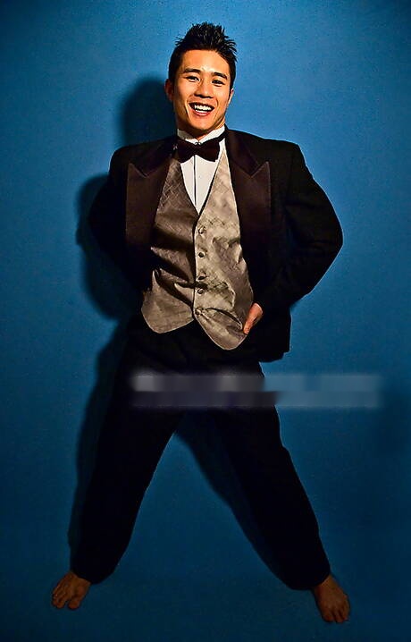 Asian bodybuilder Peter Le posing nude and showing tight bubble butt