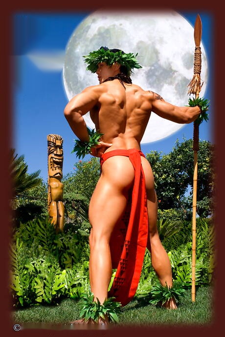 Asian bodybuilder Peter Le posing nude and showing tight butt outside