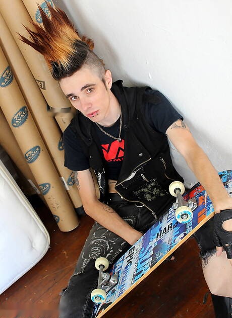 Pretty american guys muscular Lucius Cross and young Alexi Vladof in hot homosexual action