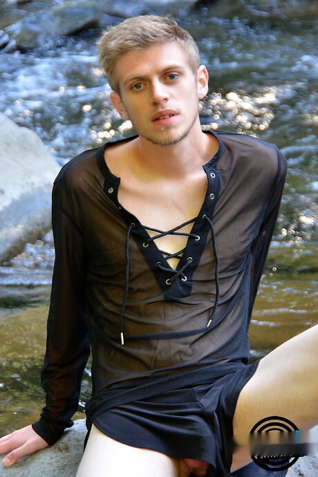 Gay Undressing Pics