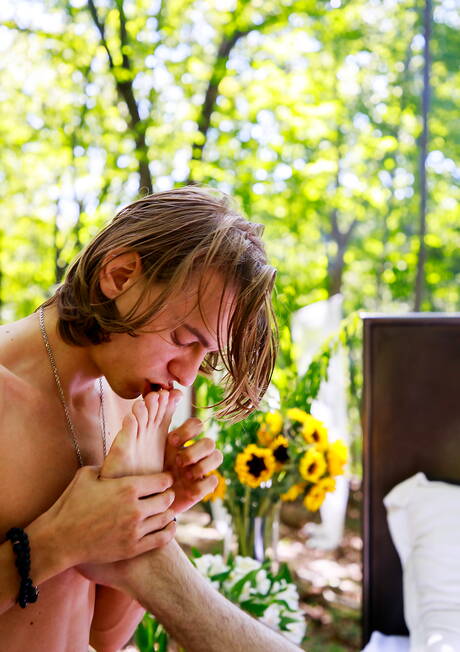 American young boy Avery Jones and canadian hot twink Leo Louis fuck ass after blowjob outdoor