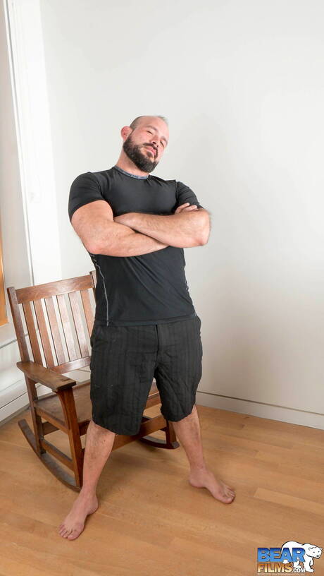 American muscular Marco Bolt jerk off his dick