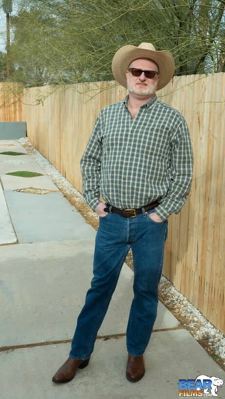 American bull Rusty Mcmann posing naked outdoor