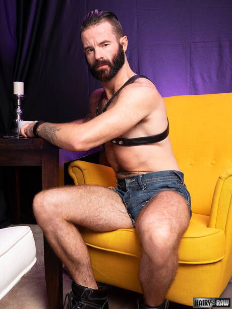 Irish bear Brendan Patrick shows a perfect body